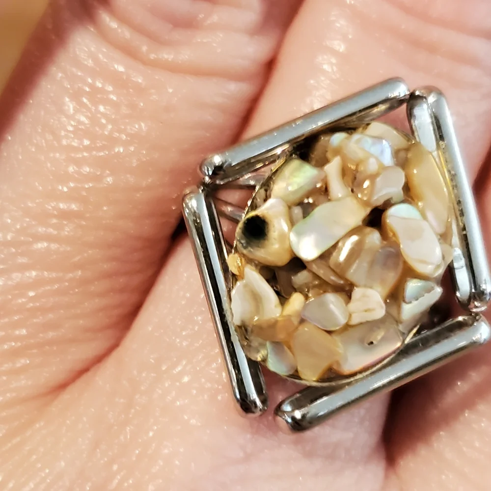 Adjustable silvertone & shell fragment ring